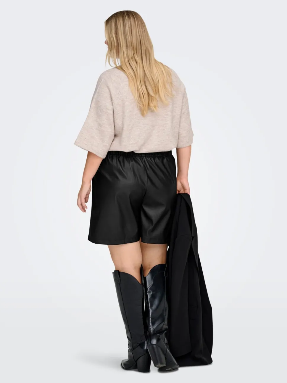 CARTILA Normal passform shorts i imitationsläder