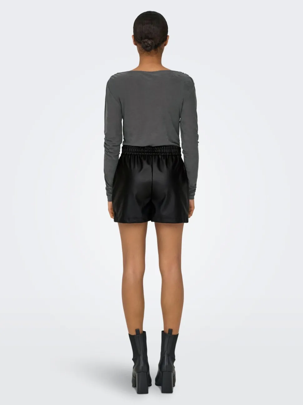 JDYALAIA Medelhög midja Normal passform Shorts i läderimitation