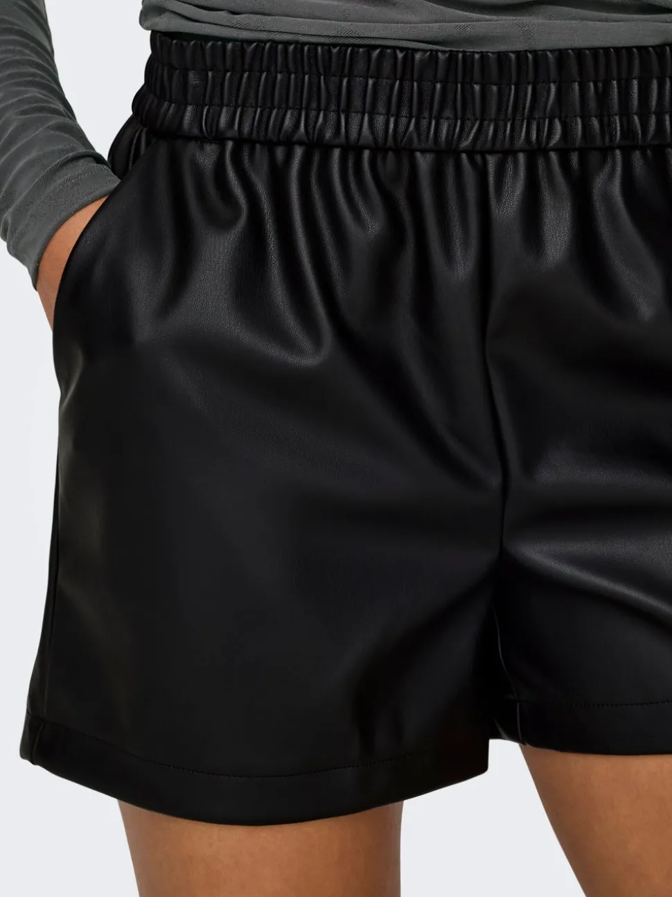 JDYALAIA Medelhög midja Normal passform Shorts i läderimitation