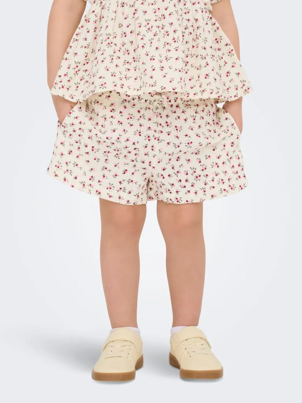 KMGTHYRA Medelhög midja Normal passform Shorts