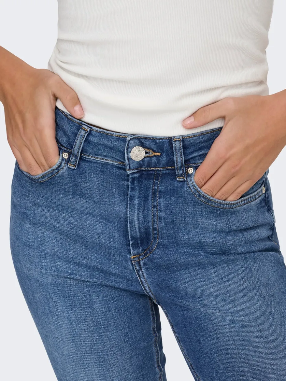 ONLBLUSH Medelhög midja Utsvängd passform Jeans