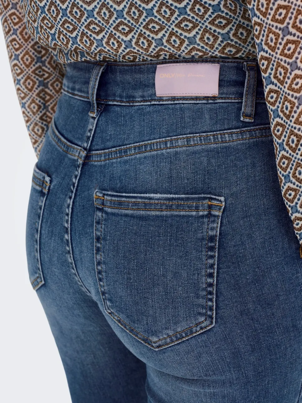 ONLBLUSH Medelhög midja Utsvängd passform Jeans