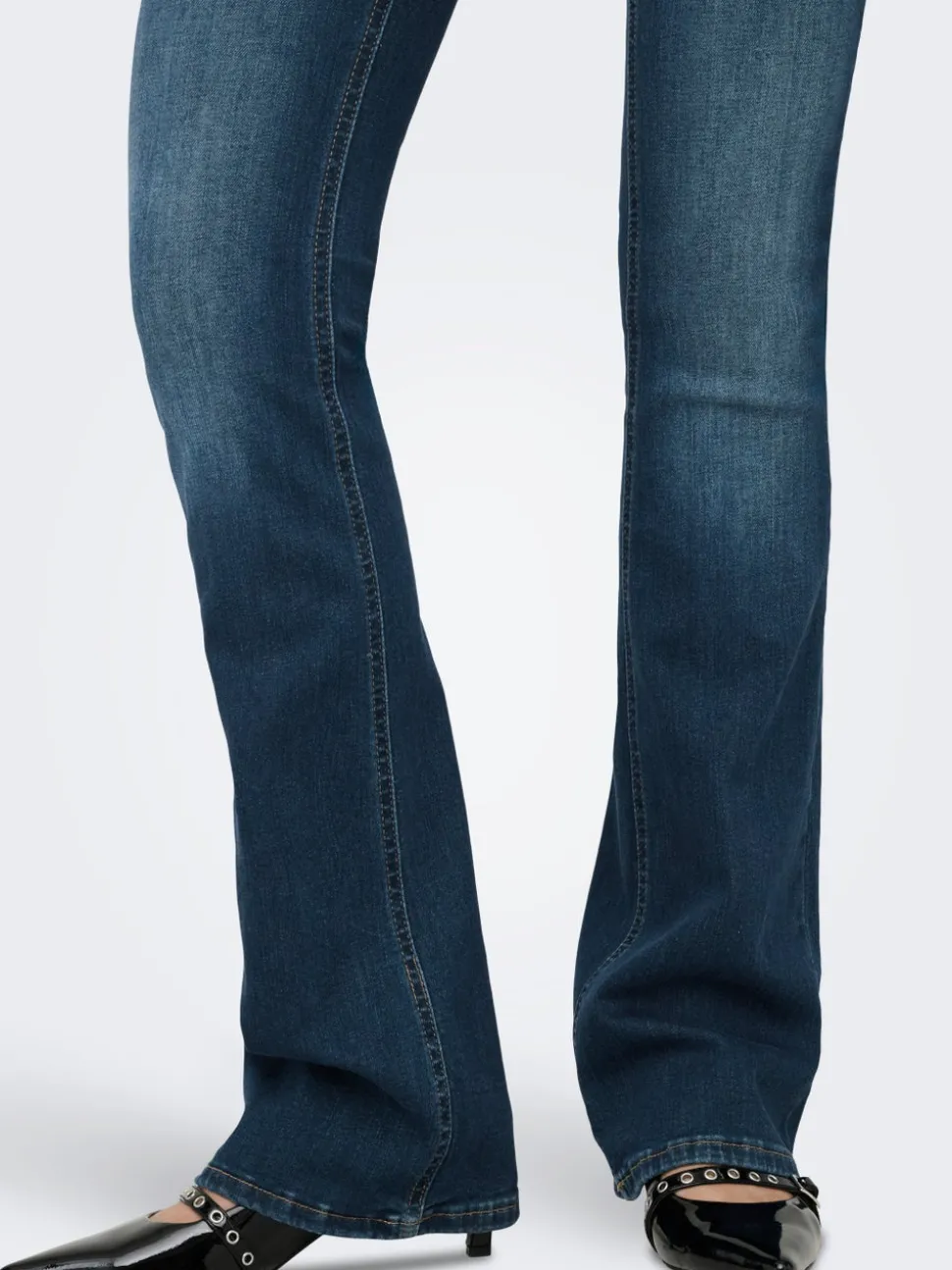ONLBLUSH Medelhög midja Utsvängd passform Jeans