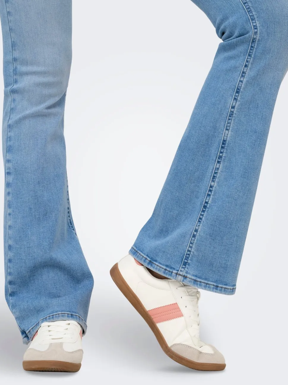 ONLBLUSH Medelhög midja Utsvängd passform Jeans