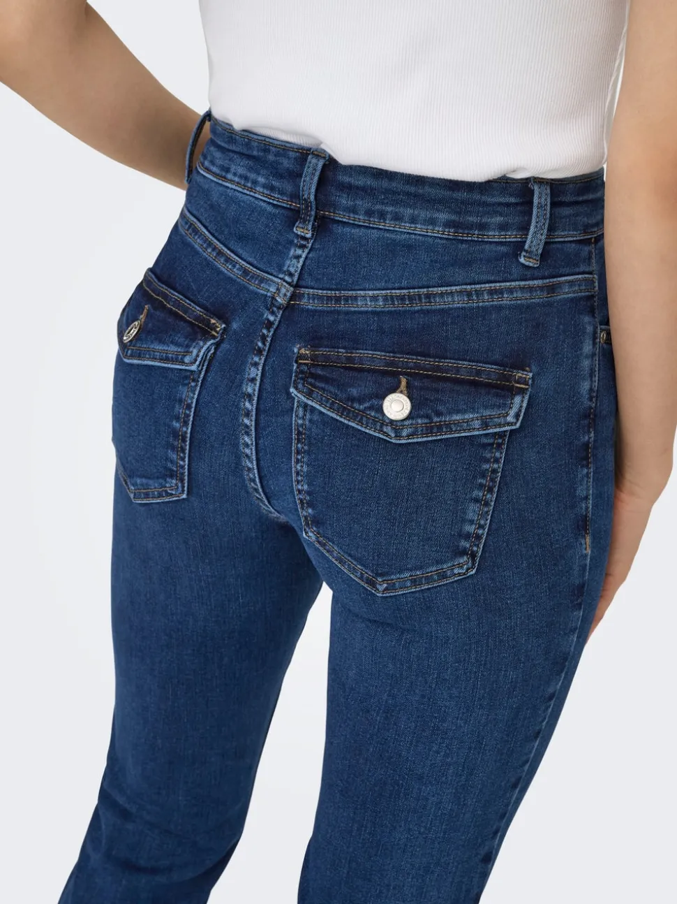ONLBLUSH Medelhög midja Utsvängd passform Jeans