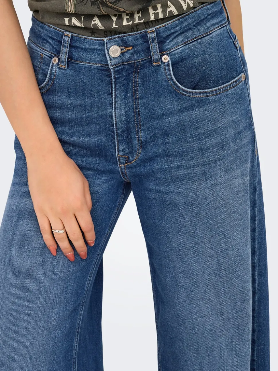 ONLCALIFORNIA Medelhög midja Utsvängd passform Jeans
