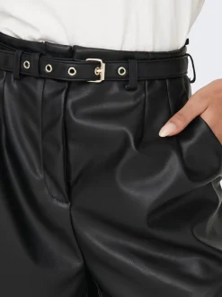 ONLHEIDI Medelhög midja Normal passform Shorts i läderimitation