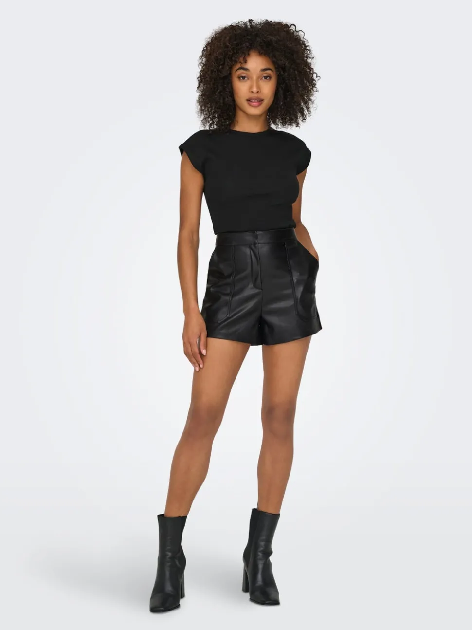 ONLTRICIA Medelhög midja Baggy Fit Shorts i läderimitation