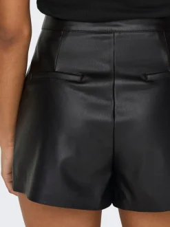 ONLTRICIA Medelhög midja Baggy Fit Shorts i läderimitation