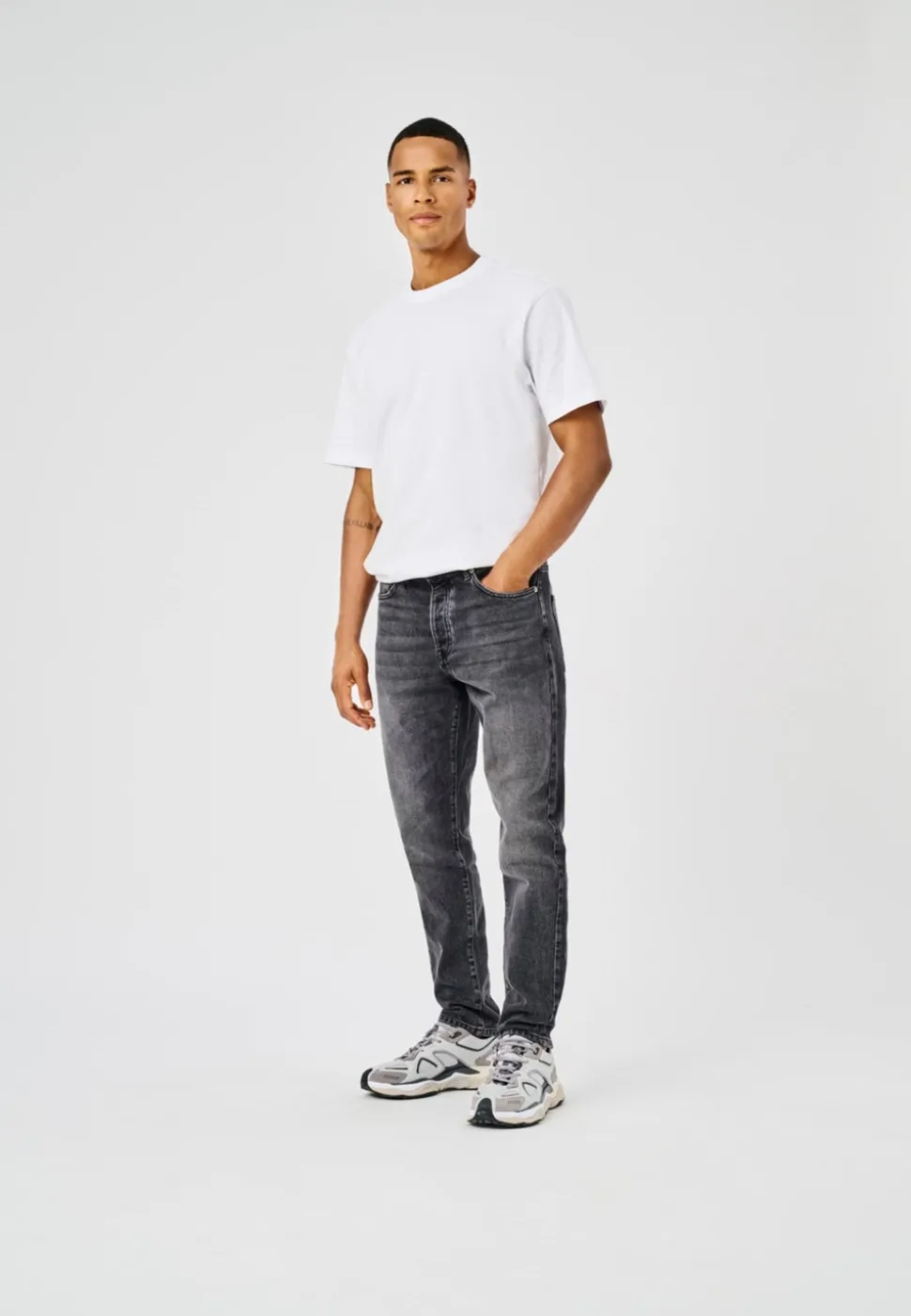 ONSYOKE Medelhög midja Avsmalnande passform Jeans